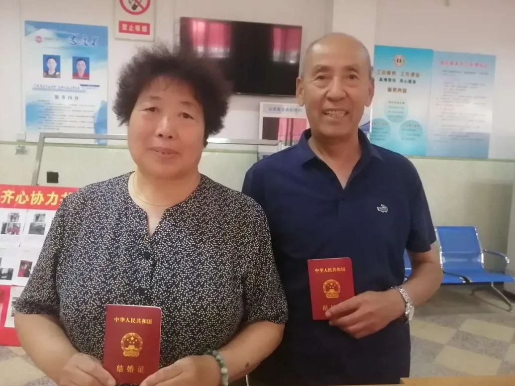 好新的结婚证!濮阳218对大爷大妈乐开花